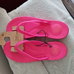 Comfy, colorful True Craft Fuschia women's flip-flop size XL 10-12 NWT